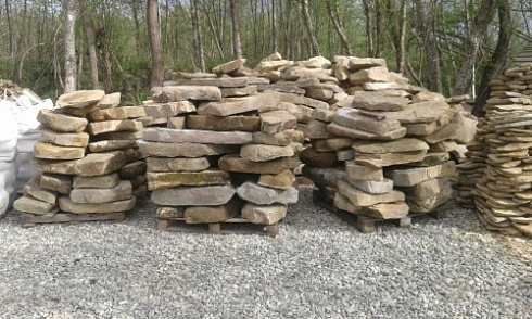 Kamenclub.ru: Песчаник плиты - плахи - пошаговые дорожки (фр. 70-150 мм)  купить в Ижевске песчаник серый бежевый желтый зеленый колотый песчаник строительный 6500 руб/т   фото КАМЕНЬ КЛУБ