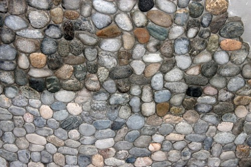 Kamenclub.ru: Галька речная плоская (ассорти) фр. 70-150 мм. купить  в Ижевске галька галечник серый белый темно-серый синий светло-серый плоская природная галька  9000 руб/т   фото КАМЕНЬ КЛУБ