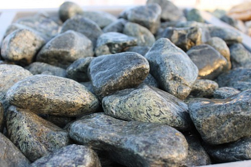 Kamenclub.ru: Щебень галтованный зеленый (змеевик) фр. 50-100 мм.  купить в Ижевске галтовка мраморная зеленый, салатовый мрамор 12 500 руб/т   фото КАМЕНЬ КЛУБ