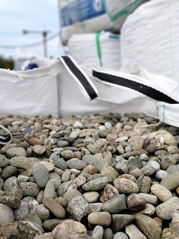 Kamenclub.ru: Галька речная окат (пестрая) фр. 20-40 мм. купить  в Ижевске галька речная пестрая, серая, серые оттенки галька речная окатанная округлая 5000 руб/т   фото КАМЕНЬ КЛУБ