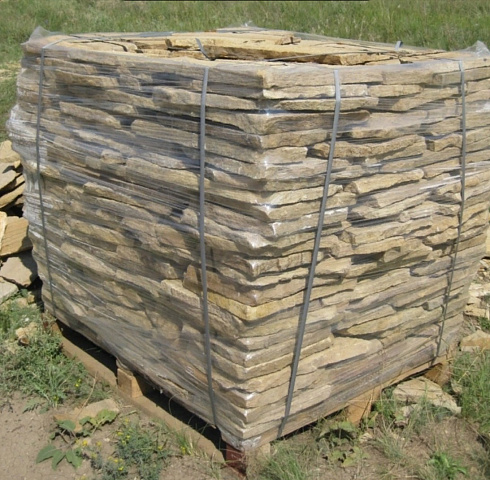 Kamenclub.ru: Песчаник пластушка желтый с рисунком (3 см)  купить в Ижевске песчаник желтый с рисунком, рыжий, желтый песчаник пластушка ландшафтная рваная 8 500 руб/м3   фото КАМЕНЬ КЛУБ