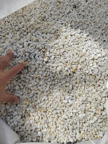 Kamenclub.ru: Мраморная крошка, щебень, цвет-белый, фр. 5-10 мм.  купить в Ижевске мрамор белый, айвори, молочный мраморная каменная крошка ландшафтная 12000 руб/т   фото КАМЕНЬ КЛУБ