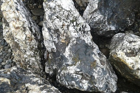 Kamenclub.ru: Черный гранит - кварцит фр. 100-500 мм.  купить в Ижевске мрамор гранит черный с белыми прожилками, серый, белый валун скальный колотый 7000 руб/т   фото КАМЕНЬ КЛУБ