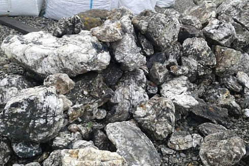 Kamenclub.ru: Черный гранит - кварцит фр. 500-1000 мм.  купить в Ижевске гранит кварцит черный серый белый скальный колотый валун 9750 руб/т   фото КАМЕНЬ КЛУБ