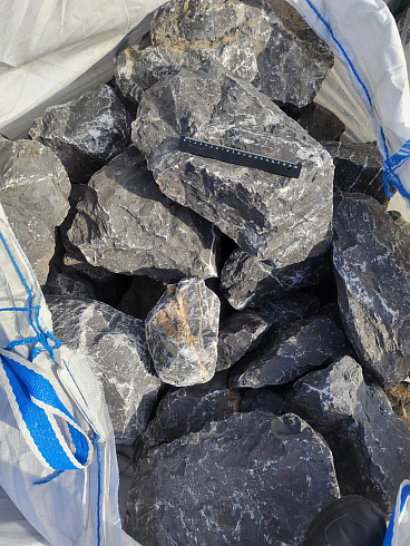 Kamenclub.ru: Черный мрамор скальник фр. 100-500 мм.  купить в Ижевске мрамор черный белый серый крупный колотый валун ландшафтный 8500 руб/т   фото КАМЕНЬ КЛУБ