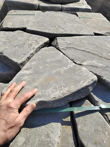 Kamenclub.ru: Песчаник пластушка светло-серый (4,0 - 6,0 см)  купить в Ижевске плитняк - пластушка светло-серый песчаник 12600 руб/м3   фото КАМЕНЬ КЛУБ