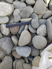 Kamenclub.ru: Галька речная плоская (темно-серая) фр. 70-150 мм. купить в Ижевске галечник природный темно-серый серый синий речная плоская природная окатанная  9000 руб/т   фото КАМЕНЬ КЛУБ