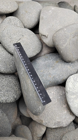 Kamenclub.ru: Галька речная плоская (темно-серая) фр. 70-150 мм. купить  в Ижевске галечник природный темно-серый серый синий речная плоская природная окатанная  9000 руб/т   фото КАМЕНЬ КЛУБ