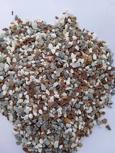 Kamenclub.ru: Мраморная крошка (щебень галтованный микс:белый-черный-розовый-медовый) фр.5-10 мм.  купить в Ижевске мрамор белый, медовый, черный, розовый мраморный галтованный щебень декоративный ландшафтный 15500 руб/т   фото КАМЕНЬ КЛУБ