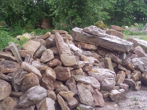 Kamenclub.ru: Песчаник декоративный ландшафтный (фр. 300-500 мм)  купить в Ижевске песчаник желтый рыжий серый зеленый валун речной окатанный природный песчаника 4 500 руб/т   фото КАМЕНЬ КЛУБ