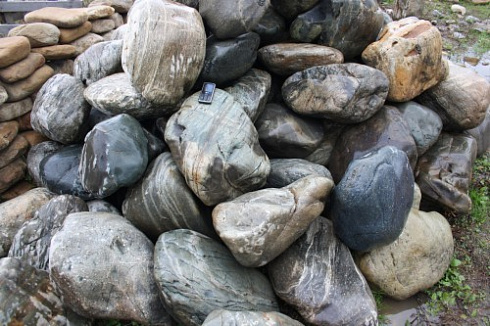 Kamenclub.ru: Речной валун Кабанчик фр.300-500 мм.  купить в Ижевске крупный природный камень галька серый, темно-серый речной валун галечник масштабный 7000 руб/т   фото КАМЕНЬ КЛУБ