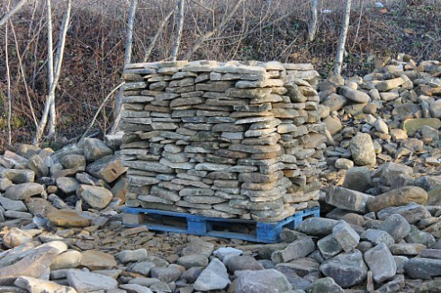 Kamenclub.ru: Песчаник колотый для облицовки (фр. 2-3 см)  купить в Ижевске песчаник бежевый серый рыжий песчаник строительный 5000 руб/т   фото КАМЕНЬ КЛУБ