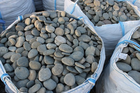 Kamenclub.ru: Галька речная плоская (ассорти) фр. 100-200-300 мм. купить  в Ижевске галька плоская разноцветная серый белый темно-серый синий речная галька ландшафтная 8000 руб/т   фото КАМЕНЬ КЛУБ