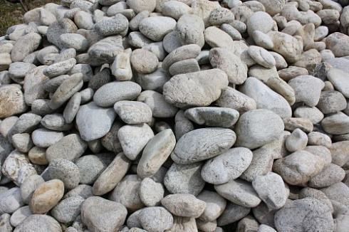 Kamenclub.ru: Бело-серый валунчик фр.100-300 мм.  купить в Ижевске крупный камень для ландшафта серый, белый бело-серый валун крупная галька 4500 руб/т   фото КАМЕНЬ КЛУБ