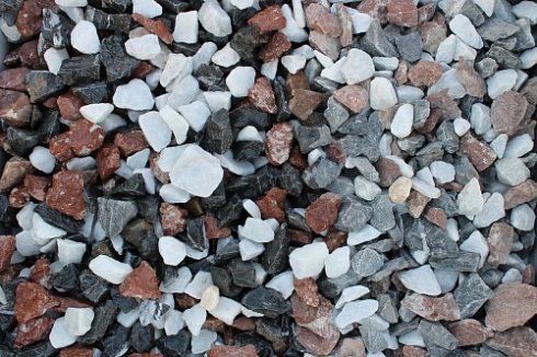 Kamenclub.ru: Мраморная крошка (щебень крошка микс : белый-черный-розовый) фр. 20-40 мм.  купить в Ижевске мрамор белый, черный, розовый декоративная ландшафтная крошка 12000 руб/т   фото КАМЕНЬ КЛУБ