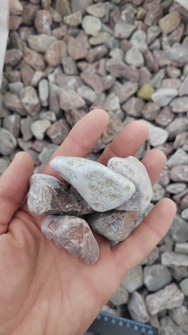 Kamenclub.ru: Мраморная крошка (щебень галтованный розовый) фр.20-40 мм.  купить в Ижевске мрамор розовый, красный оголтованный округлый щебень  15000 руб/т   фото КАМЕНЬ КЛУБ