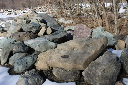 Kamenclub.ru: Гранит скальник (серо-зеленый) фр. 500-1500 мм.  купить в Ижевске гранит мрамор  серый зеленый темно-серый глыба скальная колотая ландшафтная 7 500 руб/т   фото КАМЕНЬ КЛУБ