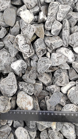 Kamenclub.ru: Щебень галтованный черный (мрамор) фр.40-70 мм.  купить в Ижевске мрамор черный с белыми прожилками, черный, белый щебень галтованный округлый 13500 руб/т   фото КАМЕНЬ КЛУБ