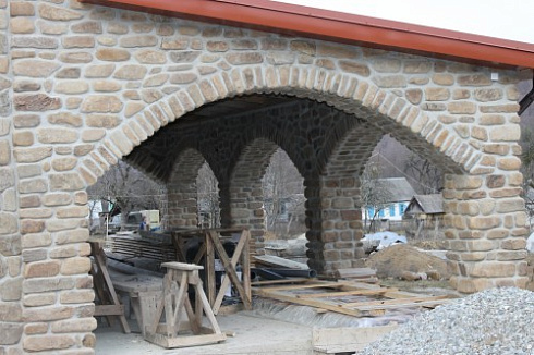 Kamenclub.ru: Песчаник для строительства и кладки блочный (фр 100-200 мм)  купить в Ижевске песчаник бежевый серый рыжий валун мелкий для строительства песчаник 6500 руб/т   фото КАМЕНЬ КЛУБ