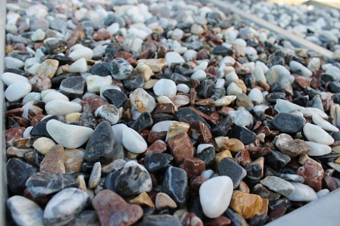 Kamenclub.ru: Мраморная крошка (щебень галтованный микс:белый-черный-розовый-медовый) фр.10-20 мм.  купить в Ижевске мрамор белый, медовый, черный, розовый мраморный декоративный ландшафтный окатанный округлый галтованный щебень 15500 руб/т   фото КАМЕНЬ КЛУБ