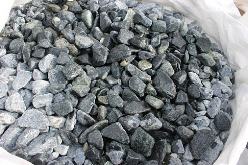 Kamenclub.ru: Щебень галтованный зеленый (змеевик) фр. 50-100 мм.  купить в Ижевске галтовка мраморная зеленый, салатовый мрамор 12 500 руб/т   фото КАМЕНЬ КЛУБ