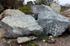 Kamenclub.ru: Змеевик скальник фр. 500-1500 мм.  купить в Ижевске змеевик зеленый серый черный глыба скальная колотая 7500 руб/т   фото КАМЕНЬ КЛУБ