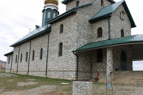 Kamenclub.ru: Галька речная плоская (бело-серая) фр. 100-200-300 мм. купить  в Ижевске галька речная плоская серый, белый, бело-серый, серо-белый речная галька плоская  9000 руб/т   фото КАМЕНЬ КЛУБ