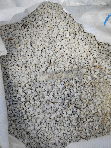Kamenclub.ru: Мраморная крошка, щебень, цвет-белый, фр. 5-10 мм.  купить в Ижевске мрамор белый, айвори, молочный мраморная каменная крошка ландшафтная 12000 руб/т   фото КАМЕНЬ КЛУБ