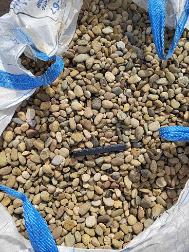 Kamenclub.ru: Галька речная окат рыжая фр. 20-40 мм. купить  в Ижевске галька речная окатанная рыжая желтая серая округлая речная галька 5000 руб/т   фото КАМЕНЬ КЛУБ