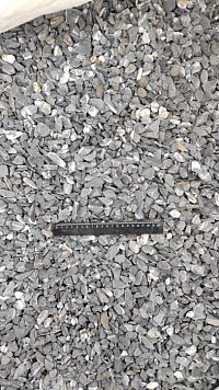 Kamenclub.ru: Щебень галтованный черный (мрамор) фр.10-20 мм.  купить в Ижевске мрамор черный с белыми прожилками, черный, белый окатанный округлый ландшафтный декоративный щебень 15000 руб/т   фото КАМЕНЬ КЛУБ