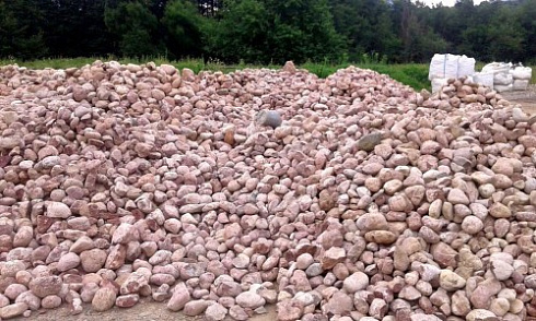 Kamenclub.ru: Розовый валунчик фр.100-300 мм.  купить в Ижевске крупный природный камень розовый, серый молочный красный речной галечник природный 7850 руб/т   фото КАМЕНЬ КЛУБ