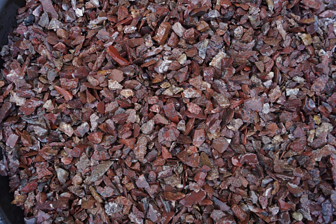 Kamenclub.ru: Щебень крошка красный (ЯШМА) фр. 5-10 мм.  купить в Ижевске крошка каменная яшмы красный, бордовый, темно-красный декоративная крошка ландшафтная каменная яшмоидная 8500 руб/т   фото КАМЕНЬ КЛУБ