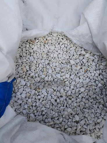 Kamenclub.ru: Мраморная крошка, щебень, цвет-белый, фр. 10-20 мм.  купить в Ижевске мрамор белый, молочный айвори каменная ландшафтная декоративная крошка шебня 12000 руб/т   фото КАМЕНЬ КЛУБ