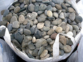 Kamenclub.ru: Галька речная плоская (ассорти) фр. 100-200-300 мм купить в Ижевске галька галечник природный серый, белый темно-серый синий рыжий светло-серый природная галька плоская крупная 8000 руб/т   фото КАМЕНЬ КЛУБ