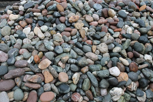 Kamenclub.ru: Галька окат (цветная картошка) фр. 50-100 мм. купить  в Ижевске галька природная окатанная серый белый цветной синий темно-серый коричневый округлый галечник окатанный 6800 руб/т   фото КАМЕНЬ КЛУБ