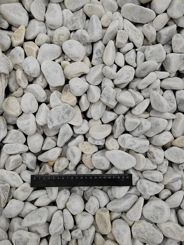 Kamenclub.ru: Мраморная крошка (щебень галтованный белый) фр.40-70 мм.  купить в Ижевске мрамор белый молочный айвори окатанный округлый природный камень 17000 руб/т   фото КАМЕНЬ КЛУБ