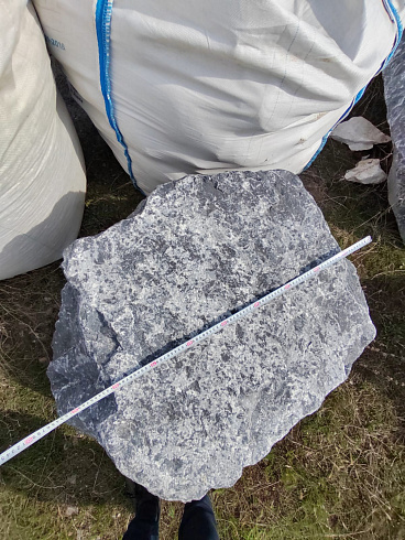 Kamenclub.ru: Черный мрамор скальник фр. 1000-1500 мм.  купить в Ижевске мрамор черный белый серый крупный колотый валун ландшафтный 9000 руб/т   фото КАМЕНЬ КЛУБ