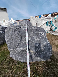 Kamenclub.ru: Черный мрамор скальник фр. 1000-1500 мм.  купить в Ижевске мрамор черный белый серый крупный колотый валун ландшафтный 9000 руб/т   фото КАМЕНЬ КЛУБ