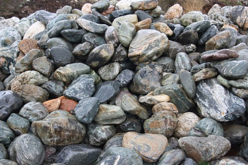 Kamenclub.ru: Ландшафтные валунчики фр.100-500 мм.  купить в Ижевске крупный природный камень серый, темно-серый, светло-серый речной валун крупный 4800 руб/т   фото КАМЕНЬ КЛУБ