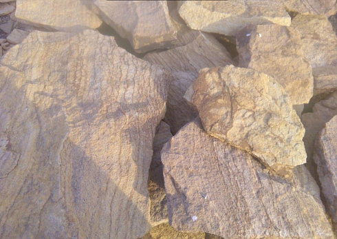 Kamenclub.ru: Песчаник пластушка "фонтанка" желтая (3,0 - 5,0 см)  купить в Ижевске песчаник желтая, рыжий, желтый песчаник колотый рваный со сколом облицовочный 16200 руб/м3   фото КАМЕНЬ КЛУБ