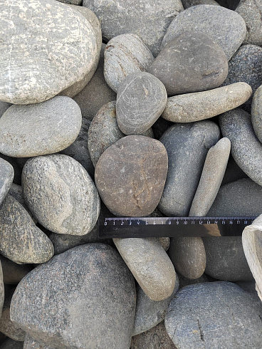 Kamenclub.ru: Галька речная плоская (ассорти) фр. 70-150 мм. купить  в Ижевске галька галечник серый белый темно-серый синий светло-серый плоская природная галька  9000 руб/т   фото КАМЕНЬ КЛУБ