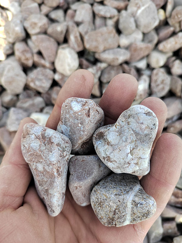 Kamenclub.ru: Мраморная крошка (щебень галтованный розовый) фр.20-40 мм.  купить в Ижевске мрамор розовый, красный оголтованный округлый щебень  15000 руб/т   фото КАМЕНЬ КЛУБ