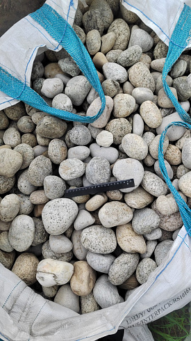 Kamenclub.ru: Галька речная окат (серо-белая) фр. 70-120 мм купить  в Ижевске галька галечник бело-серая, серо-белая, серая, белая речная природная галька  8000 руб/т   фото КАМЕНЬ КЛУБ