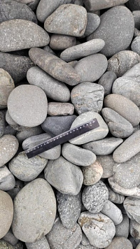 Kamenclub.ru: Галька речная окат (темно-серая) фр. 70-150 мм. купить  в Ижевске галька речная темно-серая, синяя, серая речная галька округлая  8000 руб/т   фото КАМЕНЬ КЛУБ