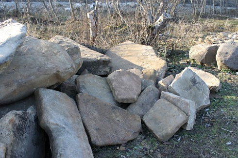 Kamenclub.ru: Песчаник плиты - плахи - пошаговые дорожки (фр. 70-150 мм)  купить в Ижевске песчаник серый бежевый желтый зеленый колотый песчаник строительный 6500 руб/т   фото КАМЕНЬ КЛУБ