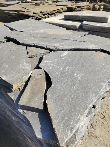 Kamenclub.ru: Песчаник пластушка светло-серый (3,0 см)  купить в Ижевске песчаник светло-серый, серый песчаник рваный ландшафтный колотый 13800 руб/м3   фото КАМЕНЬ КЛУБ