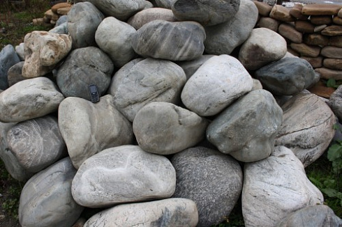 Kamenclub.ru: Речной валун Кабанчик фр.300-500 мм.  купить в Ижевске крупный природный камень галька серый, темно-серый речной валун галечник масштабный 7000 руб/т   фото КАМЕНЬ КЛУБ