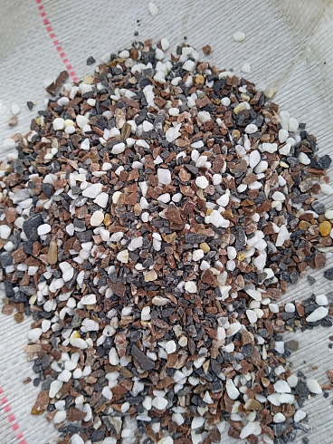 Kamenclub.ru: Мраморная крошка (щебень крошка микс : белый-черный-розовый) фр. 3-5 мм.  купить в Ижевске мрамор белый, черный, розовый, разноцветный мраморная каменная крошка декорвтивная 12000 руб/т   фото КАМЕНЬ КЛУБ