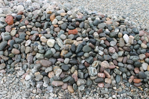 Kamenclub.ru: Галька окат (цветная картошка) фр. 50-100 мм. купить  в Ижевске галька природная окатанная серый белый цветной синий темно-серый коричневый округлый галечник окатанный 6800 руб/т   фото КАМЕНЬ КЛУБ