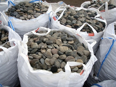 Kamenclub.ru: Галька речная плоская (ассорти) фр. 70-150 мм. купить  в Ижевске галька галечник серый белый темно-серый синий светло-серый плоская природная галька  9000 руб/т   фото КАМЕНЬ КЛУБ